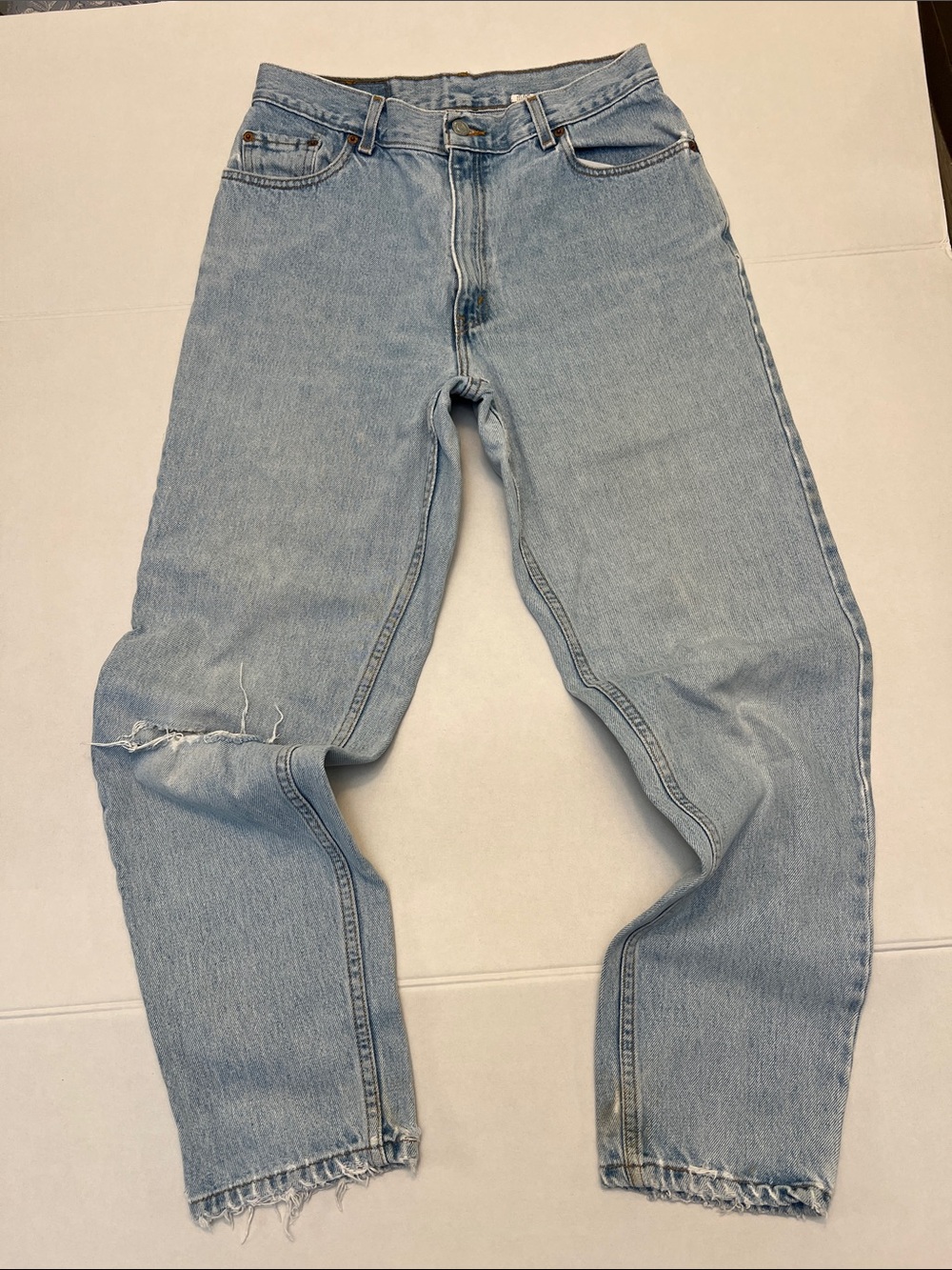 VINTAGE Y2K LEVI’S 550’s  m
 RELAXED FIT TAPERED LEG DISTRESSED JEANS